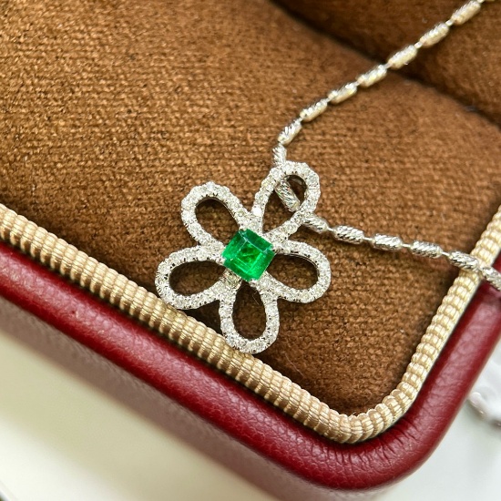 14k Gold 0.32 Ctw Vivid Green Natural Emerald & Diamond Pendant( Without Chain )