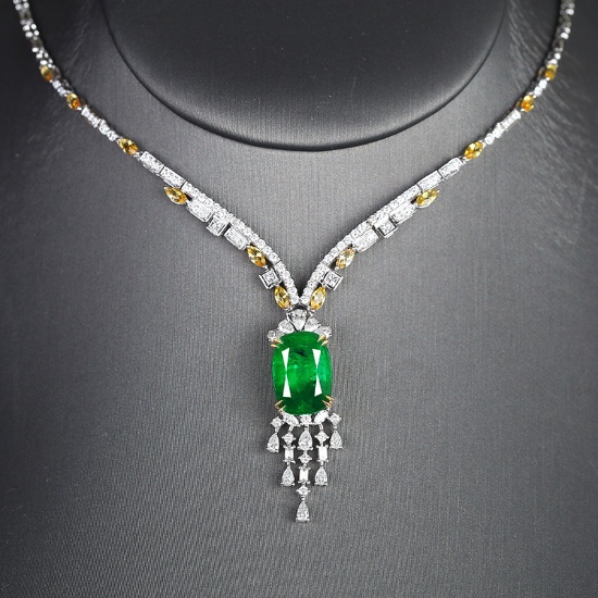 14k Gold 6.59 Ctw Vivid Green Natural Emerald & Diamond Necklace
