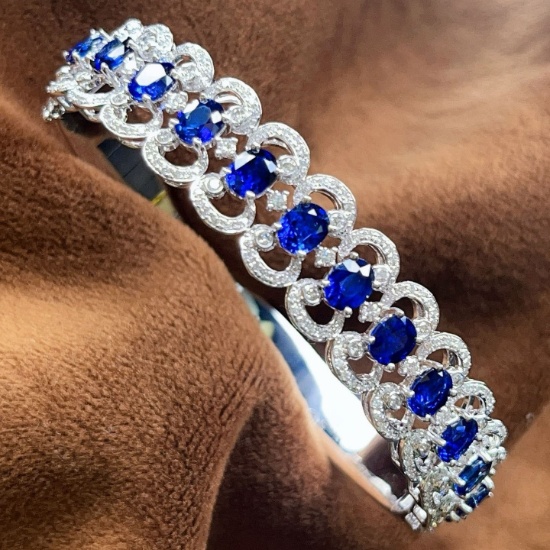 14k Gold 8.10 Ctw Vivid Blue Natural Sapphire & Diamond Bangle