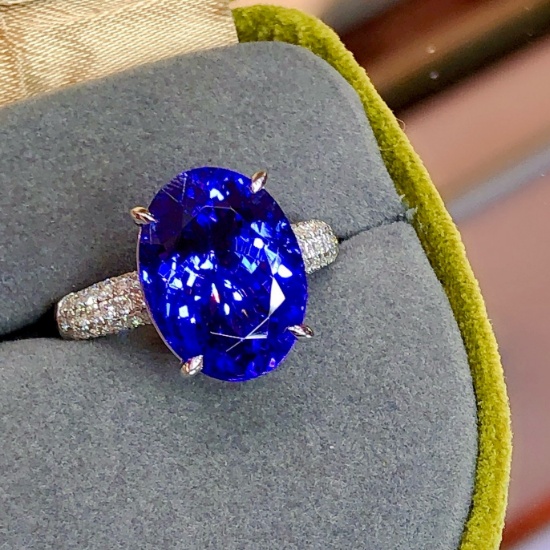 14k Gold 9.00 Ctw Natural Tanzanite & Diamond Ring