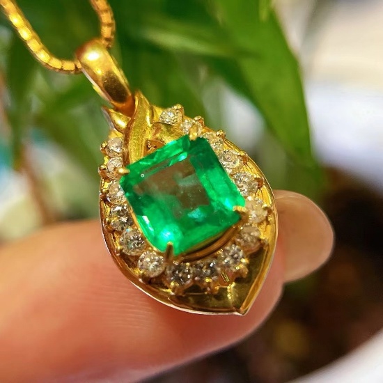 14k Gold 1.85 Ctw Vivid Green Natural Emerald & Diamond Necklace