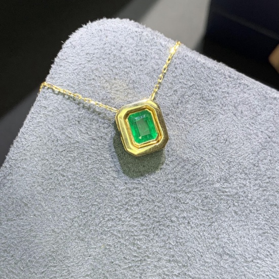 14k Gold 0.86 Ct Vivid Green Natural Emerald Necklace