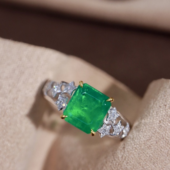 14k Gold 1.70 Ctw Vivid Green Natural Emerald & Diamond Ring