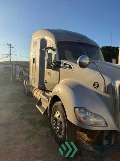 2015 KENWORTH T680 76" SLEEPER TRUCK PACCAR MX-13 DIESEL, TANDEM AXLE, AIR RIDE