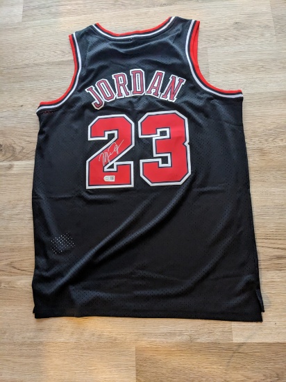Michael Jordan signed chicago bulls jersey with coa