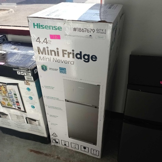 Hisense 4.4-cu ft Mini Fridge with Freezer (Silver) ENERGY STAR #HRT044VE