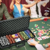 Casino Poker Chips with Aluminum Case 14 Grams Clay Poker Chips