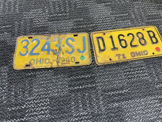 Lot of 2 vintage license plates wall art