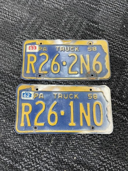 Lot of 2 vintage license plates wall art