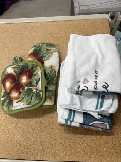 Kitchen Towels and Fruit-Themed Pot Holders