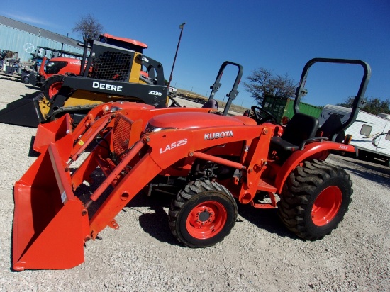 Kubota L3200 HST 4WD  Diesel Tractor   (KEY)