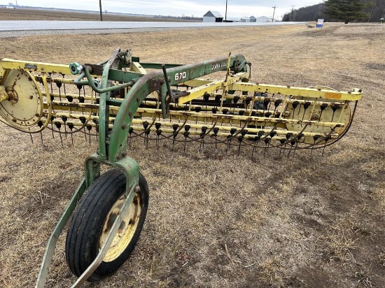 JD 670 Hay rake *New Boston*