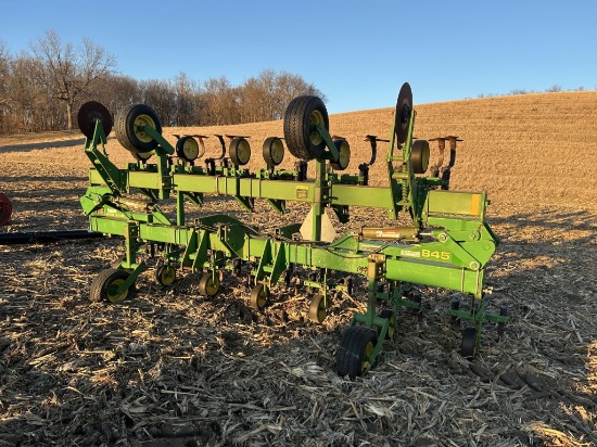JD 845 cultivator *New Boston*