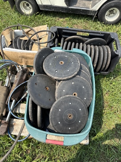 Closing wheels