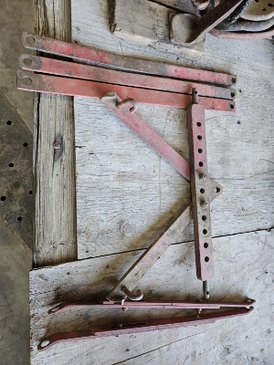 Hitch assembly fits Ford tractor
