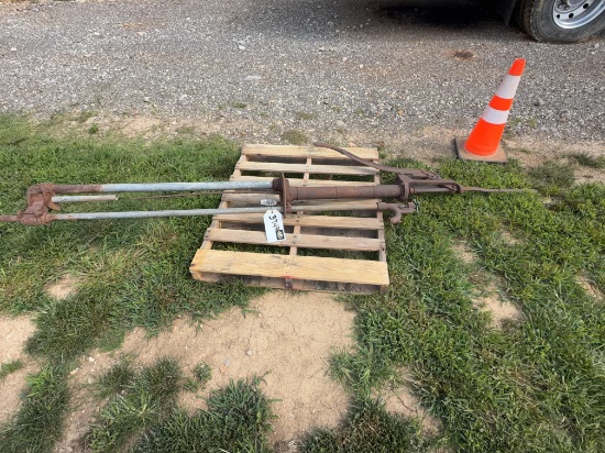 ANTIQUE HAND OPERATED WATER PUMP