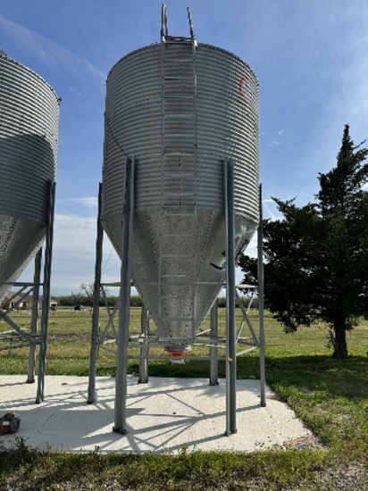Pax 700 Bushel Cone-Bottom Grain Tank
