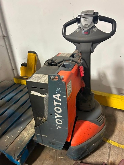 Toyota 8HBW23 4500 Lbs. Electric Pallet Jack (INOPERABLE)