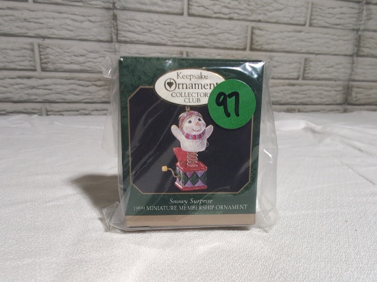 Hallmark 1999 Snowy Surprise Miniature Ornament Club Exclusive