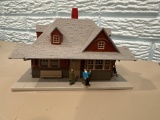 Ho Scale Classic Train Station With Figures And Platform Detail