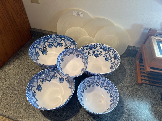 Plastic Nesting Bowls with Lids