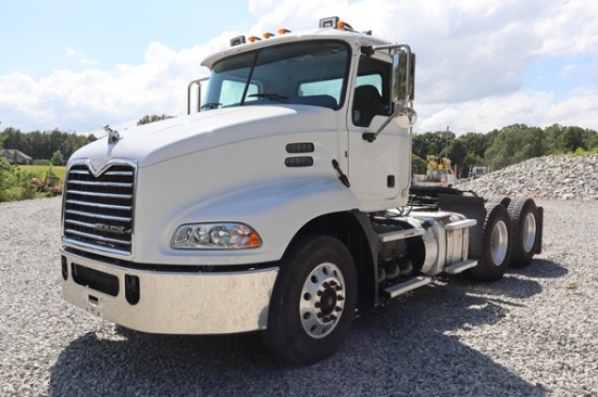 2015 MACK PINNACLE CXU613 SEMI TRUCK
