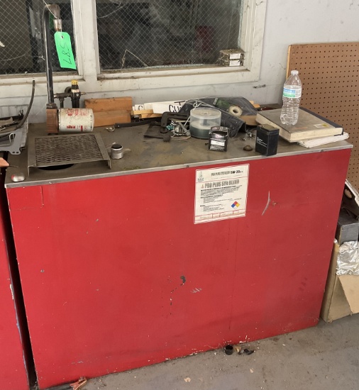 Oil container with pump