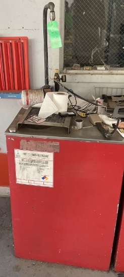Oil container with pump