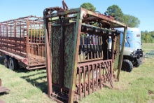 Powder River Hydraulic Squeeze Chute