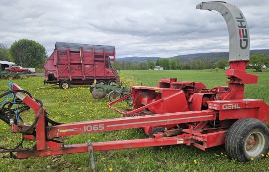 Gehl Chopper w/corn and hay head
