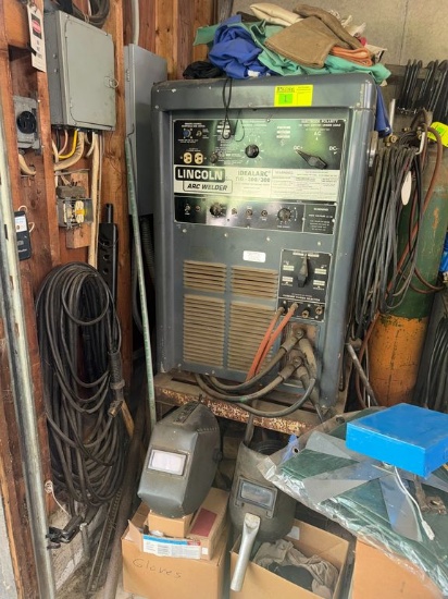 (1) Lincoln Arc Welder Idealarc TIG-300/300 AC/DC Variable Voltage Arc Welder w/Stand 208/230/400V 1