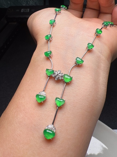 An Exquisite 18k Gold Diamond Inlaid Jadeite Necklace