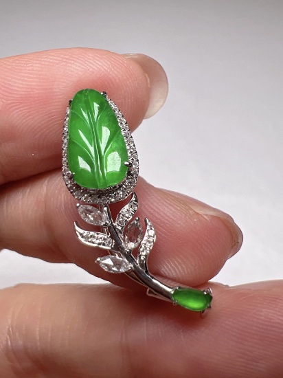An Exquisite 18k Gold Diamond Inlaid Jadeite Pendant& Brooch Dual-Purpose