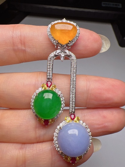 An Exquisite 18k Gold Diamond Inlaid Jadeite Pendant