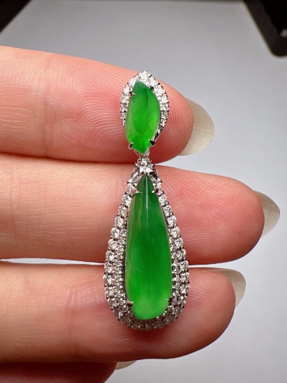 An Exquisite 18k Gold Diamond Inlaid Jadeite Pendant