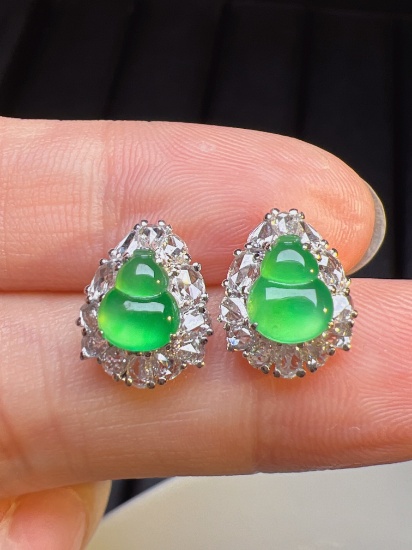 A Pair of Exquisite 18k Gold Diamond Inlaid Jadeite Earrings