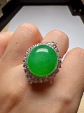 An Exquisite 18k Gold Diamond Inlaid Jadeite Ring