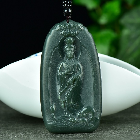 An Exquisite Sapphire Avalokitesvara Pattern Pendant