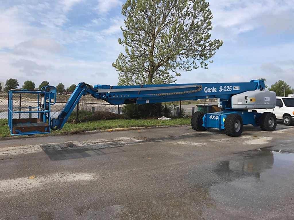 (Kansas City, MO) 2011 Genie S-125 4 x 4 Self-Propelled Telescopic Manlift runs, drives, operates