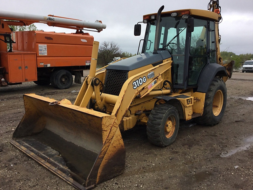 (Des Moines, IA) 2004 John Deere 310G 4X4 Tractor Loader Extendahoe rust holes in cab and fuel tank,