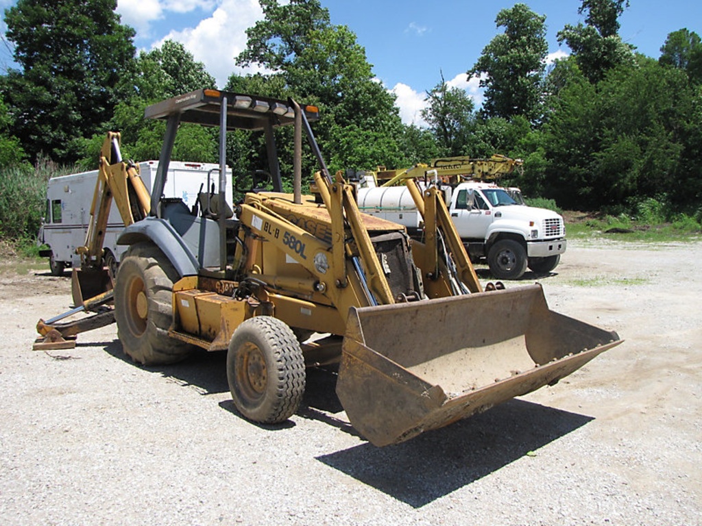 (Indianapolis, IN) 1998 Case 580L Tractor Loader Backhoe Unit will run, drive, and operate
