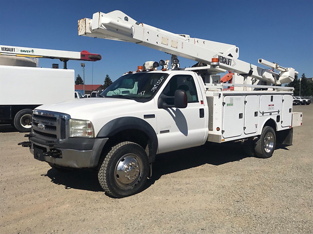 (Dixon, CA) Versalift V040MHI, Articulating & Telescopic Material Handling Bucket Truck mounted behi
