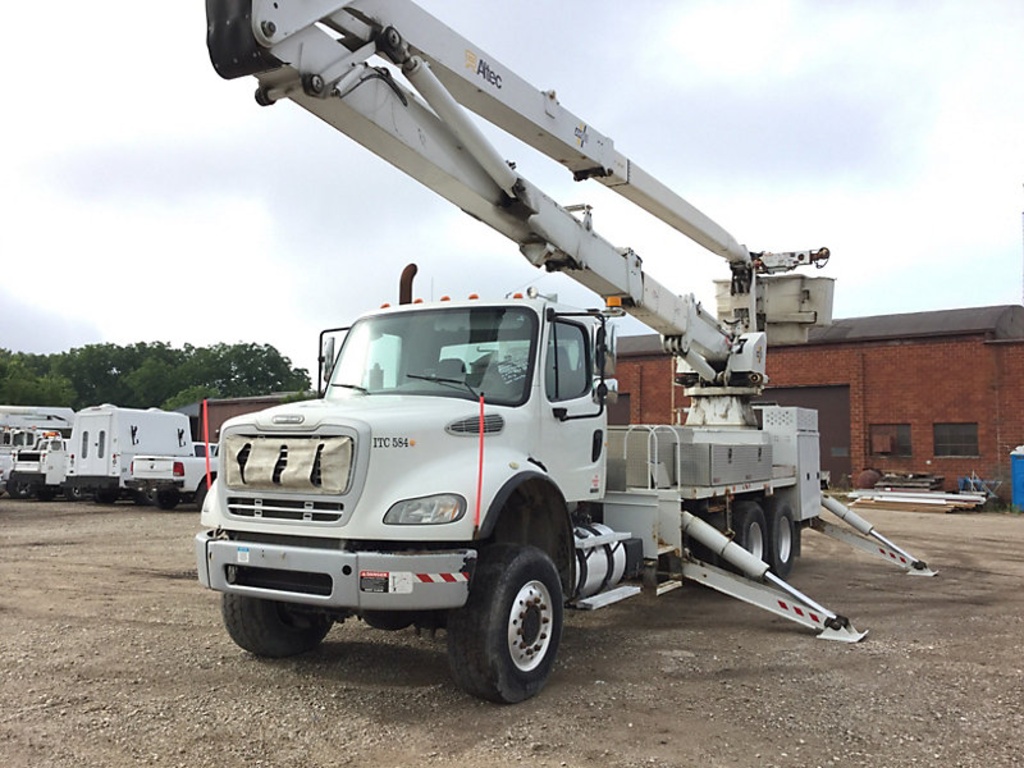 (Des Moines, IA) Altec AH100, Articulating & Telescopic Material Handling Bucket Truck rear mounted