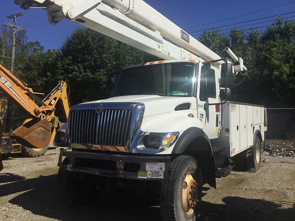 (Westerville, OH) HiRanger 5TC-55MH, Material Handling Bucket Truck rear mounted on 2006 Internation