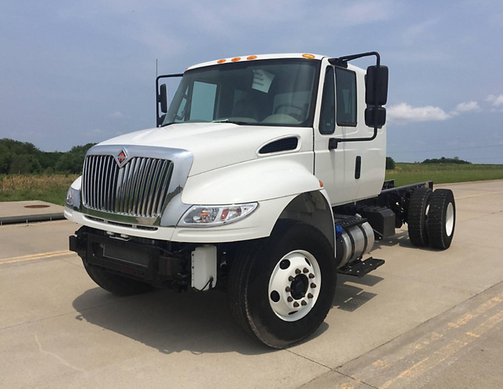 (Saint Joseph, MO) 2017 International 4400 DuraStar Extended-Cab & Chassis runs, drives