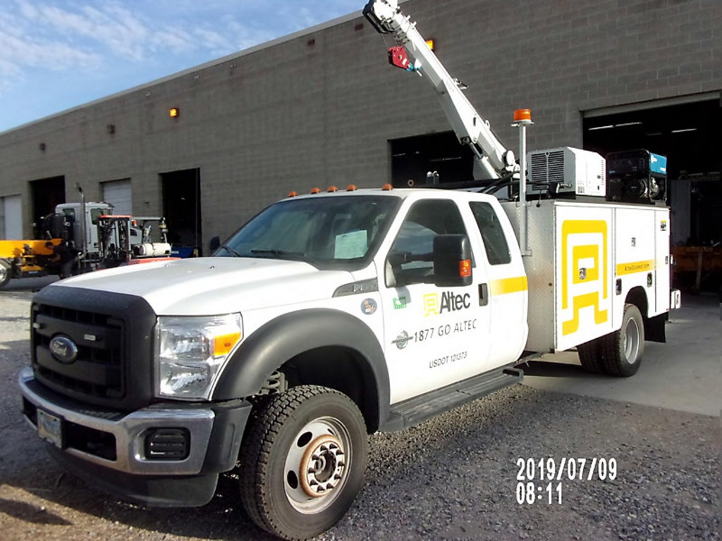 (Salt Lake City, UT) 2016 Ford F550 4x4 Mechanics Service Truck Runs, drives, operates, cracked wind