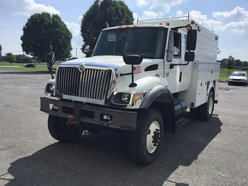 (Frederick, MD) 2006 International 7400 4x4 Extended-Cab Enclosed Utility Truck engine starts and ru