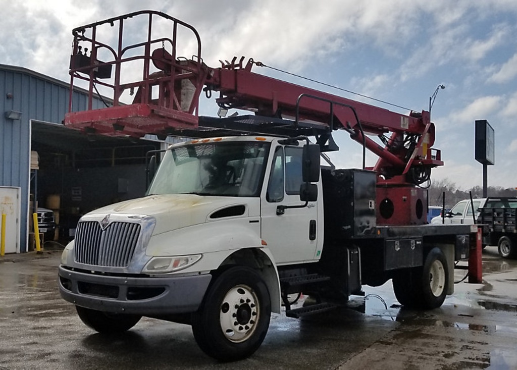 (Omaha, NE) Elliott L55-MH, Sign Crane Platform Lift rear mounted on 2009 International 4300 T/A Fla