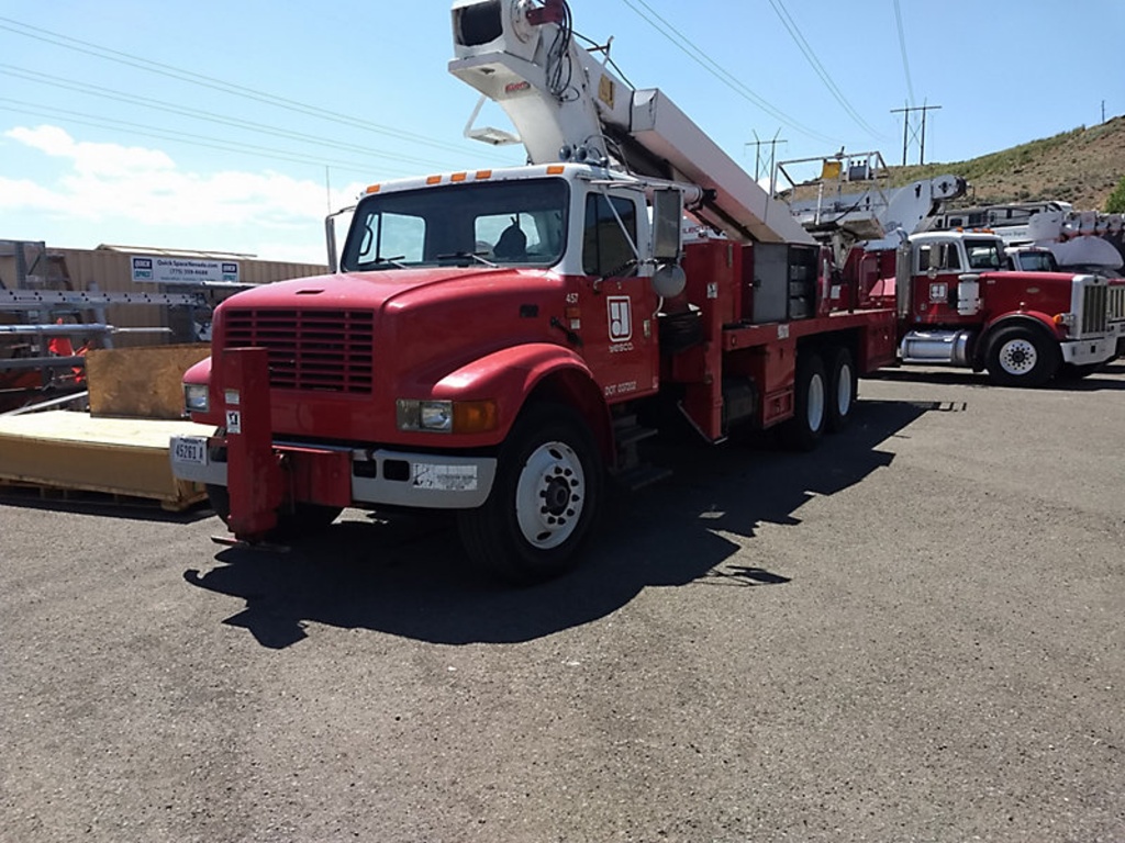 (Reno, NV) Elliott ECH-4-90-D-CHA, Telescopic Non-Insulated Sign Crane/Platform Lift mounted behind