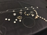 Assorted jewelry (Used) NOTE: This unit is being sold AS IS/WHERE IS via Timed Auction and is locate